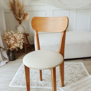 Chaise artisanale Margareth en hêtre - Assise similicuir