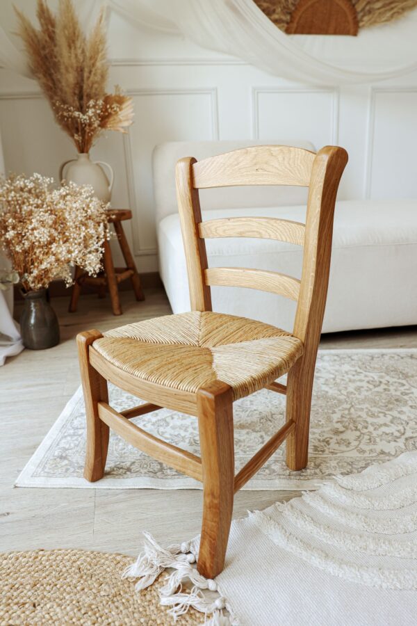 Chaise artisanale baroc enfant en chêne paillée – Image 2