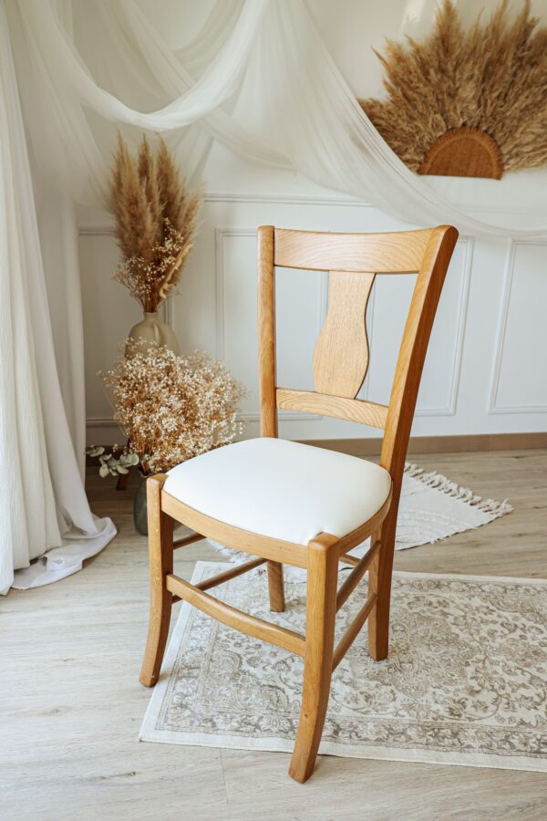Chaise artisanale Ange directoire en chêne similicuir